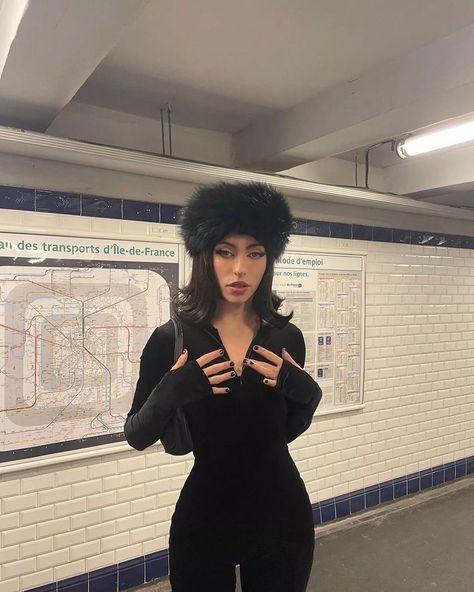 Black Ushanka Outfit, Long Sleeve Concert Outfit, Black Winter Fits, Winter Fits Y2k, Cold Girl Outfit, Aliexpress Outfits, Winter Baddie, All Black Outfit, Outfits With Hats