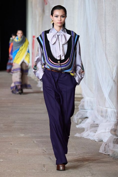 Etro Fall 2023 Ready-to-Wear Fashion Show | Vogue Chic Clothing Style, Fall 2023 Ready To Wear, Runway Fashion Couture, 2023 Ready To Wear, 2023 Trends, Womenswear Fashion, Copenhagen Fashion Week, Preppy Look, Fashion Now