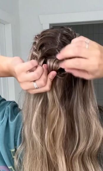 Try out this half-up half-down French braid hairstyle when you want a new look for work or an event. Learn a new French braid hairdo in this quick post. French Braid Half Up, French Braids Half Up Half Down, French Braid Hairstyles Half Up, Half Up French Braid, Half Braid Hairstyles, Top Braid Hairstyles Half Up, Half Up Half Down French Braid, Half Up Braids, French Braid Half Up Half Down