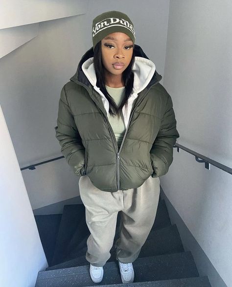 Cute Outfits Black Women Winter, Cold Weather Outfits Black Women, Winter Outfits Baddie, Outfit Jogging, Winter Baddie, Cool Sweatpants, Puffer Outfit, Sweatpants Outfit Ideas, Puffer Jacket Outfit