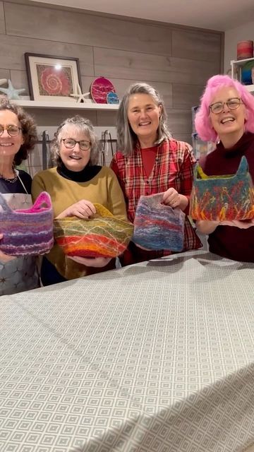 Natasha Smart Textiles on Instagram: "More fabulous baskets (and basket bags!) wet felted by these lovely ladies for my first 2023 workshop! (And a guest appearance from Barnaby too!) #natashasmarttextiles #handmadebasket #feltbasket #feltbag #basketmakingworkshop #basketmaking #wetfeltmaking #wetfeltersofinstagram #feltbagonaball #feltartists #feltingball #craftingtogether #craftingwithfriends #feltingartist #feltmaking #feltart #feltcraft #feltmakingworkshop #feltingworkshop #woolfelting #ha Felted Basket Diy, Wet Felted Basket, Felted Purses Handbags, Wet Felted Bag, Wet Felting Ideas, Felt Basket Diy, Handwork Ideas, Diy Wool Felt, Felt Painting