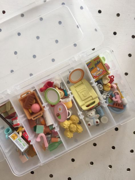 Sylvanian Family Aesthetic, Mini Cute Things, Mini Things For Dolls, Mini Toys Diy, Sylvanian Families Storage, Sylvanian Families Diy, Sylvanian Families Aesthetic, Toys Aesthetic, Tiny Toys