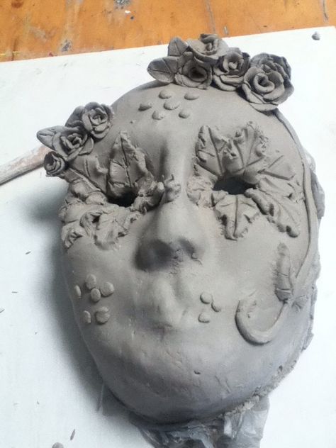 Sculpture Mask Ideas, Masks Ceramic Ideas, Clay Moon Mask, Clay Masks Ceramics Faces, Clay Face Mask Sculpture, Face Mask Ideas Art, Clay Mask Ceramics, Clay Head Sculpture Ideas, Mask Clay Art