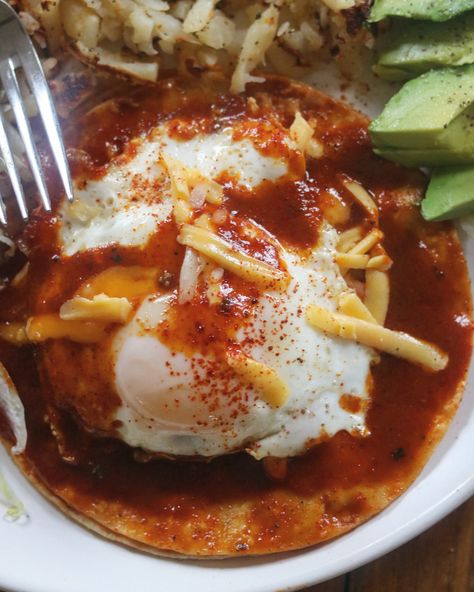 New Mexico Red Chile, Hatch Green Chili Recipe, Huevos Rancheros Recipe, Green Chili Recipes, Southwestern Recipes, Red Chile Sauce, Red Chili Sauce, Chile Recipes, Mexican Breakfast Recipes