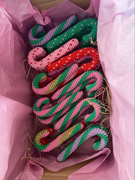 Christmas Decor Knitting, Christmas Knitting Aesthetic, Christmas Decor Ornaments, Knit Candy Cane, Sewing Project Christmas, Crochet Vibes Aesthetic, Crocheted Candy Canes, Crocheting Christmas Ornaments, Crochet Candy Cane Ornaments