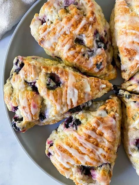 Lemon Blueberry Scones With Lemon Glaze | Foodtalk Frozen Blueberry Recipes, Lemon Scones Recipe, Lemon Blueberry Scones, Blueberry Lemon Scones, Blueberry Scones Recipe, Blueberry Crumb Cake, Lemon Juice Uses, Scone Recipes, Lemon Scones