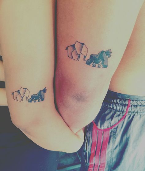 Tatuaje gorila y elefante. Tatu de pareja Gorilla Family Tattoo, Cute Gorilla Tattoo, Geometric Gorilla Tattoo, Gorilla Tattoo For Women, Hand Print Tattoos, Gorilla Tattoo, Elephant Tattoo, Family Tattoos, Nature Tattoos