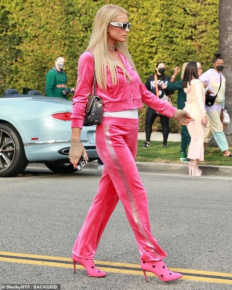 Paris Hilton and Saweetie sport Juicy Couture tracksuits for shoot Paris Hilton Juicy Couture Tracksuit, Paris Hilton 2000s Juicy Couture, Paris Hilton Juicy Tracksuit, Paris Hilton Pink Tracksuit, Paris Hilton Iconic Outfits, Paris Hilton Iconic Looks, Paris Hilton Halloween Costume, Paris Hilton Costume, Paris Hilton Tracksuit