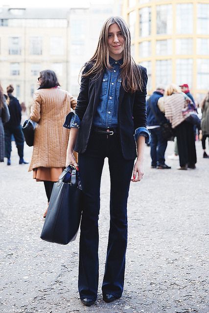 Outfit With Flare Jeans, Outfits With Flares, Flare Jeans Outfit, Interview Outfits, Denim Street Style, Look Jean, Spring Fashion Outfits, Cooler Look, Outfit Trends