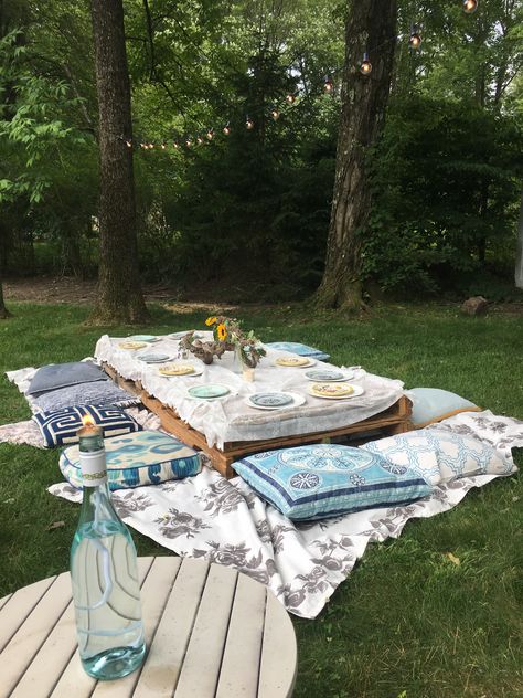 Pallet Dinner Party, Crate Table Outdoor Party, Pallets Table Outdoor Party, Wooden Pallet Picnic, Pallet Table Outdoor Party, Picnic Pallet, Diy Outdoor Toys For Kids, Pallet Table Outdoor, Pallet Picnic