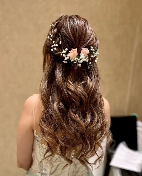 Pretty Wedding Hairstyles Design - davidreed.co Short Open Hairstyles Wedding, Bridesmaid Hair Indian Wedding, Engagement Hairstyles For Gown, Open Hairstyles With Flowers, Hairstyle For Short Hair Wedding Indian, Open Hairstyles For Bride, Engagement Hairstyles For Bride, Engagement Hairstyles With Gown, Indian Wedding Hairstyles For Short Hair