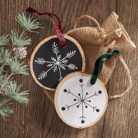 Christmas Diy Kids, Christmas Gift Inspiration, Diy Christmas Ornaments Easy, Homemade Ornaments, Christmas Crafts For Gifts, Wood Christmas Ornaments, Wooden Christmas Ornaments, Painted Ornaments, Christmas Ornaments Homemade