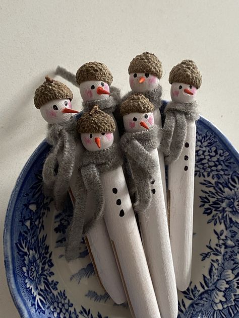 Peg Craft Ideas, Christmas Bazaar Crafts Homemade Gifts, Christmas Craft Day Ideas, Old Clothes Pins Ideas, Dolly Peg Christmas Decorations, Peg Clothespin Crafts, Clothespin Snowflake Diy, Clothes Pin Reindeer Ornaments, Dolly Pegs Christmas