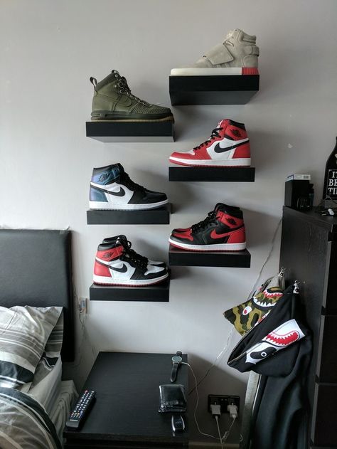 Shoe Boxes On Wall, Sneakerhead Bedroom, Sneakerhead Room, Sneaker Closet, Sneaker Displays, Zimmer Diy, Mens Bedroom Decor, Hypebeast Room, Sneaker Storage