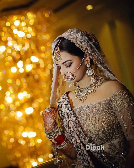 What To Wear When: Types Of Necklaces As Per The Necklines Best Bridal Lehenga, Types Of Necklaces, Necklace For Neckline, Bridal Blouses, Bridal Tips, Blouse Ideas, Punjabi Bride, Bride Portraits, Bride Photoshoot