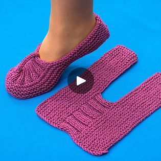 Miarti - Crochet y Tejidos - Una pantuflas de punto cómodas y con una cinta elástica - ¡Muy fácil! Diy Crochet Slippers, Knit Slippers Free Pattern, Bolero Pattern, Crochet Slippers Free Pattern, Knitted Slippers Pattern, Crochet Fish, Crochet Shoes Pattern, Crochet Slipper Pattern, Beginner Crochet Tutorial