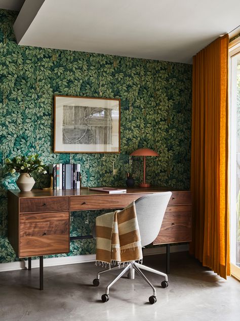 A Historic Mid-Century Modern Home That Was Completely Brought Back To Life (Hope You're Ready For Some COOL Original Details) - Emily Henderson Mid Century Study Room, Retro Office Aesthetic, Home Office Mid Century Modern, Mid Century Office Ideas, Mid Century Home Office, Mid Century Library, 70s Office, Home Office Wallpaper, Mcm Office