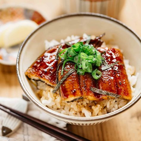 Unadon (Unagi Donburi) 鰻丼 - Chopstick Chronicles Rice Bowl Food Photography, Donburi Photography, Izakaya Recipes, Unagi Donburi, Izakaya Food, Donburi Recipe, Grilled Eel, Japanese Food Photography, Food O