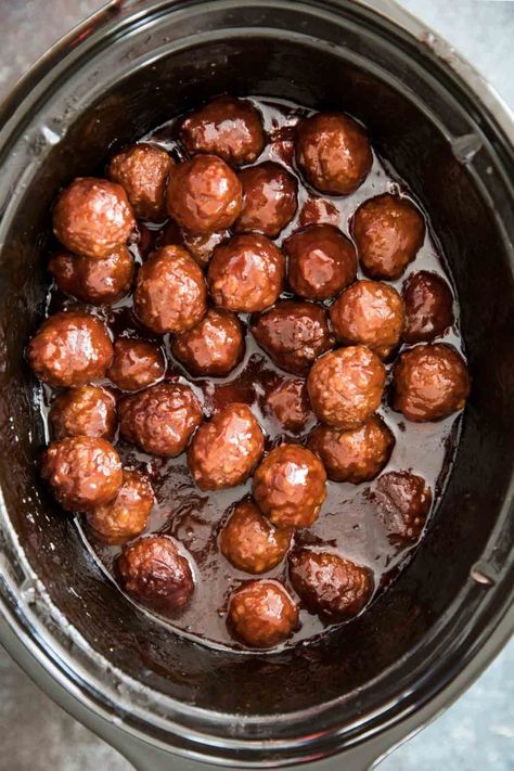 Both sweet and savory, these Crockpot BBQ Grape Jelly Meatballs are always a crowd favorite. They require only 3 ingredients and a couple of minutes of hands on time, then let them cook in the slow cooker until party time. Orange Meatballs, Bbq Grape Jelly Meatballs, Jelly Meatball Recipe, Bbq Cocktails, Grape Jelly Meatballs Recipe, Meatball Appetizer Recipe, Jelly Meatballs, Cocktail Meatballs, Grape Jelly Meatballs