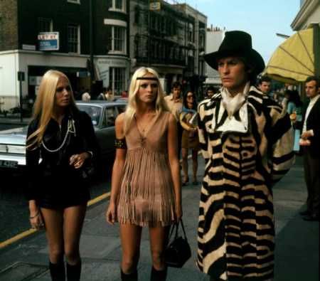 Dorian Grey (1970 film) based on Oscar Wilde's novel. Dandism intreperted for the mid-late 20th century.  Fitted jacket in bold print. long hair, makeup (?), matching hat and scarf. Helmut Berger, Style Hippie Chic, San Francisco Fashion, Billy B, Patti Hansen, Lauren Hutton, 70’s Fashion, Sixties Fashion, Dorian Gray