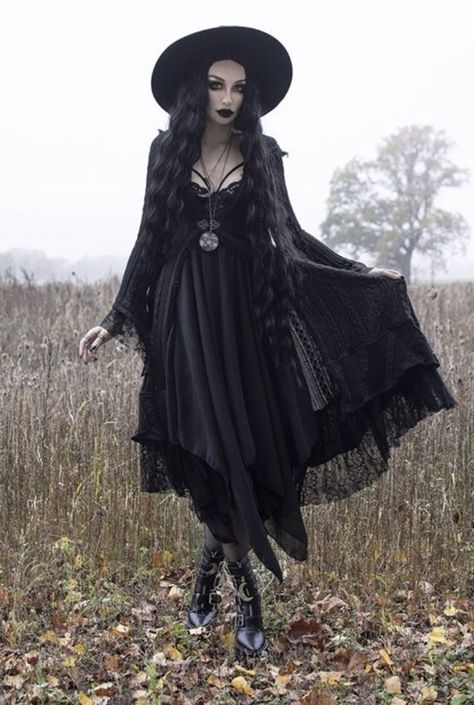 Hippy Goth Outfits, Actual Goth, Gothic Hippie Aesthetic, Goth Witch Outfits, Hippie Goth Aesthetic, Witchy Goth Style, Witch Outfit Ideas, Hippie Goth Outfits, Hippy Goth