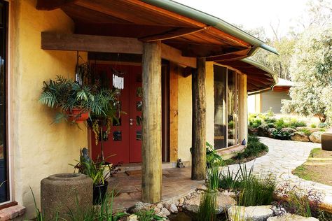 Every aspect of the hilltop Panton Hill house Wayne Lascelles designed for himself and wife Helen displays his aversion to straight lines. Mud Brick House, Kit Homes Australia, Mud Brick, Home Australia, Pergola Pictures, Straw Bale House, Eco Friendly Building, Mud House, Natural Homes