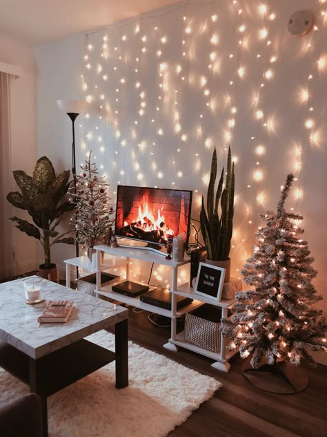 Small Christmas Decorations Apartment, Christmas Decoration Ideas For Small Apartment, Christmas Aesthetic Cozy Living Room, Christmas Ideas Small Apartment, Holiday Apartment Decor Ideas, Xmas Decor Small Apartment, One Bedroom Apartment Christmas Decor, Christmas Home Decor Small Apartment, Winter Decor Apartment