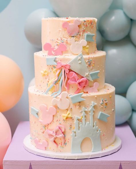 Ｂｅｉｊｏｓ | The happiest place on earth in party form! As you know, we are big Disney lovers over here so we teamed up with our friends to make some… | Instagram Happiest Baby Shower On Earth, Vintage Disneyland Cake, Disneyland Party Theme, Disneyland Birthday, Accessories Styling, Princess Theme Birthday, Disney Birthday Cakes, Disney Birthday Party, Disney Theme Party