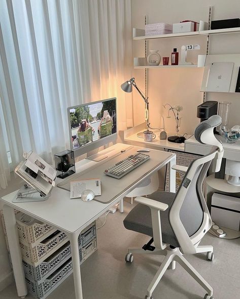 Minimalistic Desk, White Desk Setup, Desk Setup Ideas, Dream Setup, Study Desk Decor, Desk Room, Minimalist Desk, Desk Inspiration, Desk Makeover