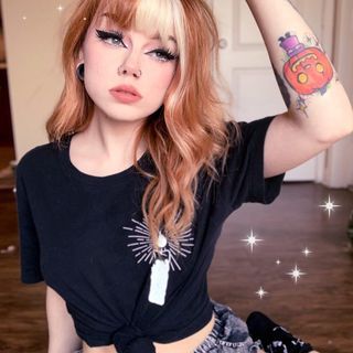 taylor ♡ victoria (@grimdear) • Fotos y videos de Instagram Peekaboo Short Hair, Short Hair Color Highlights, Dyed Bangs, Color Block Hair, Dark Face, Split Dye, Split Dyed Hair, Vivid Hair Color, Color Highlights