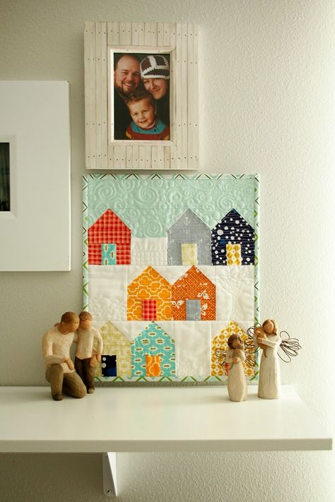 Finding Sweet Land: Suburbs Mini Quilt Modern Mini Quilts, House Quilt Block, House Quilt Patterns, Mini Quilt Patterns, Country Quilts, Miniature Quilts, House Quilts, Doll Quilt, Diy Quilt