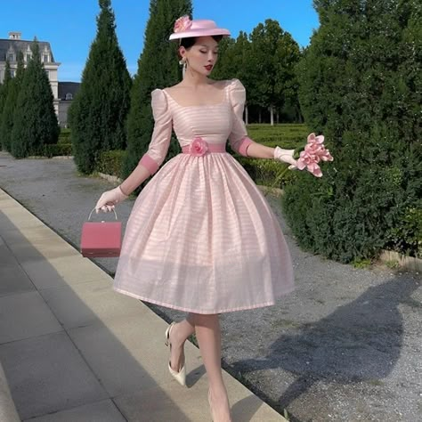 1950s Housewife Fashion, 50s Housewife Dress, Housewife Dress, Vintage Page, Vintage Inspired Clothing, Rockabilly Pinup, Look Retro, Girly Dresses, Vintage Inspired Outfits