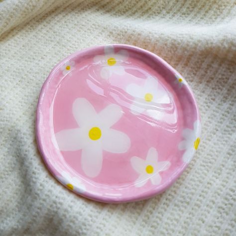 Daisy clay dish Clay Plates Design, Clay Jewellery Holder, Clay Trinket Dish, Crafts Clay, Clay Plates, Pottery Painting Designs, Clay Diy Projects, Tanah Liat, Keramik Design