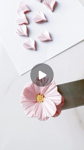 Gum Paste Flowers Tutorials, Flower Cake Decorations, Sugar Paste Flowers, Fondant Flower Tutorial, Fondant Flower Cake, Love With, I Am, Gum Paste Flowers, Fondant Decorations