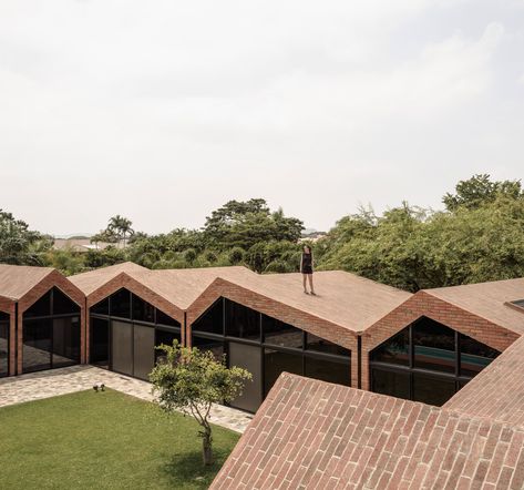 Brick Roof, Fibreglass Roof, Roof Architecture, Building Roof, Brick Architecture, Brick Facade, Steel House, Brick Building, Facade Architecture