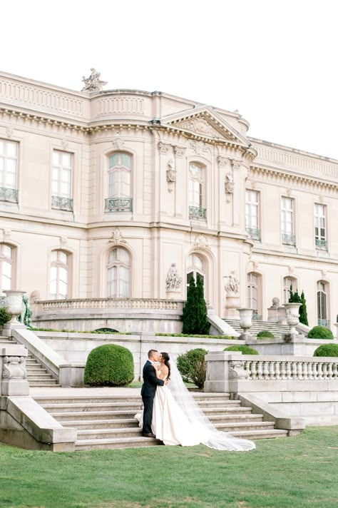 Read More: https://www.stylemepretty.com/vault/image/6836844 Nantucket Red Wedding, French Estate Wedding, Newport Mansion Wedding, Old Money Classic Wedding, Castle Wedding Aesthetic, Estate Wedding Venues, Rhode Island Wedding Venues, Newport Ri Wedding, Newport Rhode Island Wedding