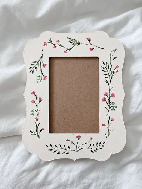 "These frames are hand painted, and for photos or paintings that are 3.5\"x5.5\"" How To Draw A Picture Frame, Picture Frame Painting Ideas Diy Wood, Diy Painting Frames Ideas, Diy Painted Picture Frames Ideas, Paint Frame Ideas, Cute Painted Picture Frames, Painted Photo Frames Diy, Foto Frame Ideas, Cute Photo Frame Ideas