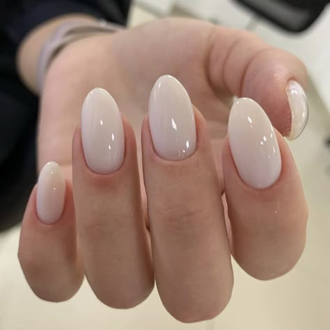 Round Oval Acrylic Nails, Elegant Almond Nails Classy Purple, Creme Almond Nails, Sydney Adams Nails, Short Nail Almond Designs, Oval Nails Neutral, Milky White Nails Round, White Acrylic Nails Oval, Short Almond Wedding Nails