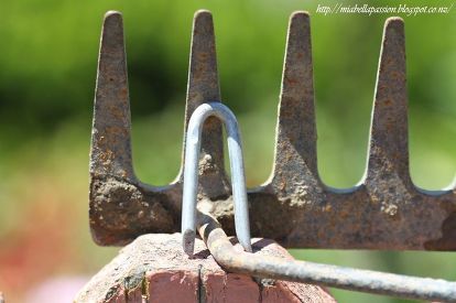 Create a rustic upcycled bird (or butterfly) feeder out of an old rake head! Repurposed Rake Head, Old Rake Head Ideas, Rake Decor, Fairy Herb Garden, Copper Rain Chains, Make A Bird, Butterfly Feeder, Rake Head, Homemade Chalk