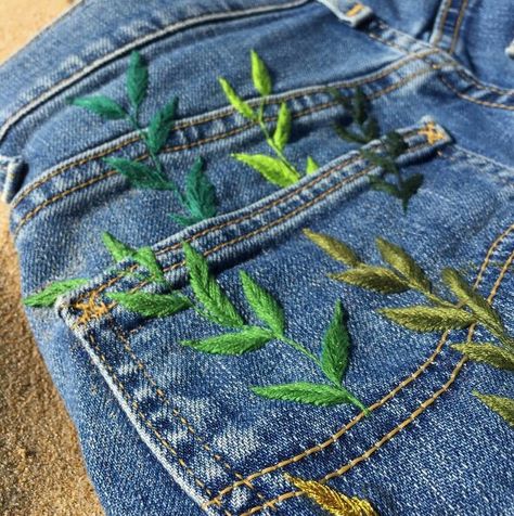 Diy Vetement, Jean Pants, Painted Clothes, 자수 디자인, Jeans Diy, Embroidered Clothes, Embroidered Denim, Embroidered Jeans, Embroidery Inspiration