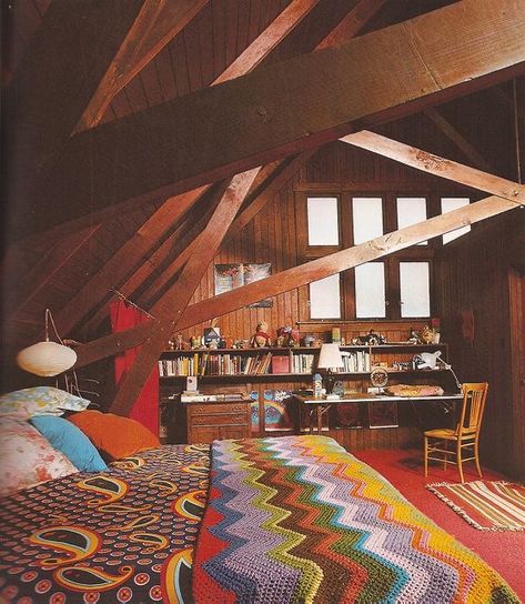 Home alone attic 70s Interior, 70s Home, Hippie Homes, 70s Decor, Attic Bedroom, Retro Interior, Attic Rooms, Wooden Beams, Home Alone