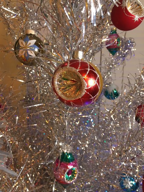 Christmas In The 50s, Retro Christmas Tree Ornaments, 1950s Christmas Decor, 50s Christmas Tree, 50s Christmas Decorations, 1950 Christmas Decorations, 1950s Christmas Aesthetic, Vintage Christmas Party Ideas, Retro Christmas Decorations 1950s