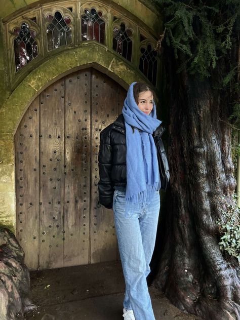 🫐 Light Blue Scarf Outfit, Blue And Red Outfit Aesthetic, Winter Outfits Aesthetic Snow, Blue Scarf Outfit, Winter Outfits With Jeans, Blue Winter Outfit, Blue Outfit Winter, Eurotrip Outfits, Winter Inspo Outfits