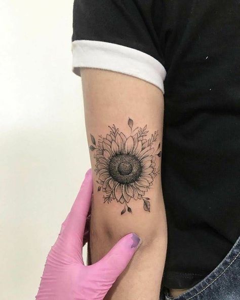 Tattoos For Women On Thigh, Floral Thigh Tattoos, Key Tattoos, King Tattoos, Sunflower Tattoos, Best Sleeve Tattoos, Tattoo Feminina, Sunflower Tattoo, Aesthetic Tattoo