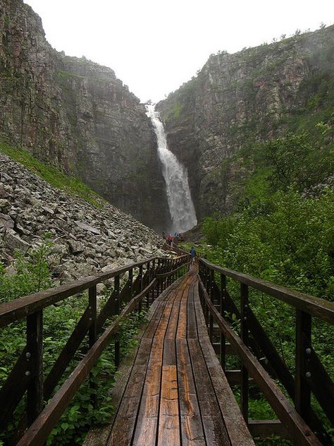 Fulufjället National Park, Dalarna, Sweden - Njupeskär, is Sweden's highest waterfall.Национальный парк Fulufjället,  Даларна, Швеция - Ньюпешер, это самый высокий водопад в Швеции. Sweden Travel, Foto Tips, Voyage Europe, Reykjavik, Instagram Page, Pretty Places, Places Around The World, Scandinavia, Vacation Spots