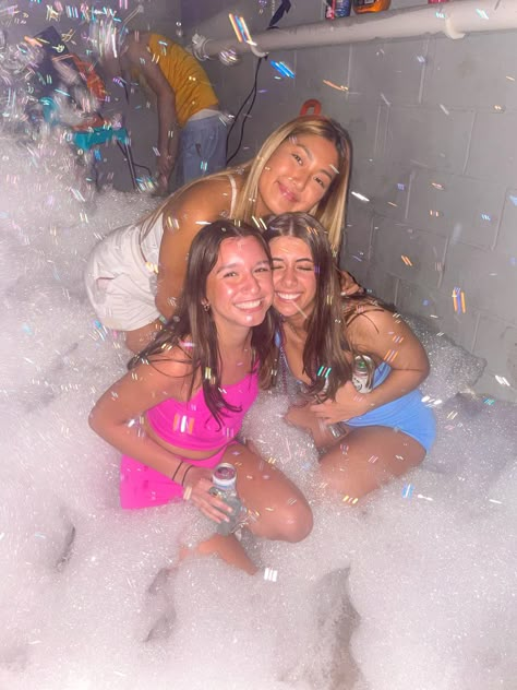 Foam Party Outfit Ideas, Frat Pool Party, Frat Party Ideas, Frat Sweetheart, Foam Party Outfit, College Frat Aesthetic, Foam Party Aesthetic, College Frat Party Aesthetic, American Frat Party