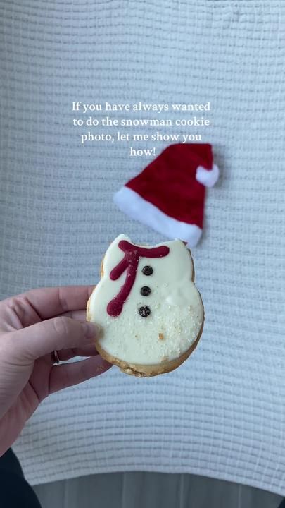 Snowman Cookie Baby Picture, Christmas Photos Toddler, December Diy, Toddler Christmas Photos, Starbucks Cookies, Christmas Photo Ideas, Christmas Baby Pictures, Cookie Pictures, Snowman Cookie