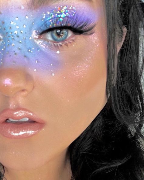 Unicorn makeup is perfect for someone looking to experiment with glitter, rhinestones, and whimsical styles. It's ideal for special occasions like Halloween. Click the article link for more photos and inspiration like this // Photo Credit: Instagram @sylv93 // #beginnerunicornmakeupeasy #easyunicornmakeup #unicornmakeup #unicornmakeupbrushes #unicornmakeupideas #unicornmakeuplooks Make Up For Unicorn Costume, Kids Unicorn Face Paint, Glitter Mask Makeup, Unicorn Inspired Makeup, Kids Unicorn Makeup Halloween, Zombie Unicorn Makeup, Unicorn Face Paint Tutorial, Colorful Fairy Makeup, Simple Alien Makeup Looks