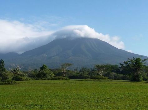 Volcan Orosi Cartago CR. Inactive Volcano, American Cities, Beautiful Places In The World, In Spanish, Volcano, Mount Rainier, Costa Rica, Beautiful Places, Coco