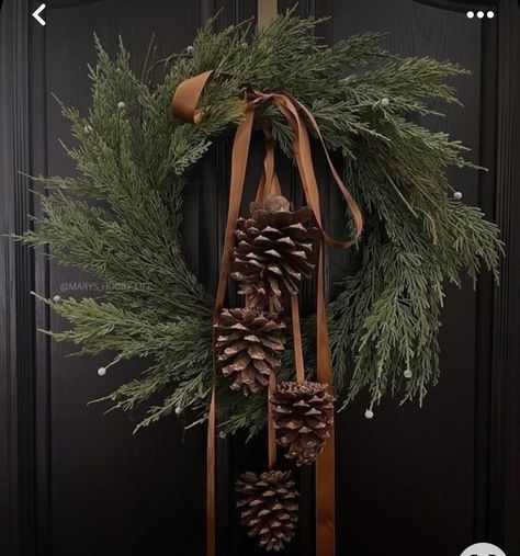 Julkransar Diy, Natural Christmas Wreaths, Dekoratívne Vence, Christmas Decor Inspiration, Front Porch Christmas, Natural Christmas, Christmas Inspo, Christmas Porch, Noel Christmas